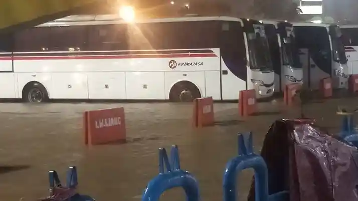 Foto - Banjir Parah di Tol Japek: Penumpang Menumpuk, Banyak Bus Terlambat Masuk Terminal Pulogebang