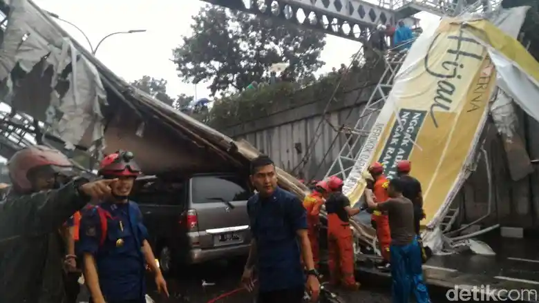 Foto - Jembatan Penyeberangan Orang di Pasar Minggu Ambruk, Hindari Lokasi Kejadian! 