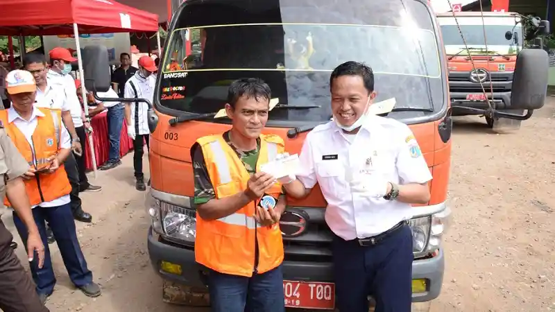 Foto - Hino Uji Emisi 300 Unit Truk Sampah Pemprov DKI Jakarta