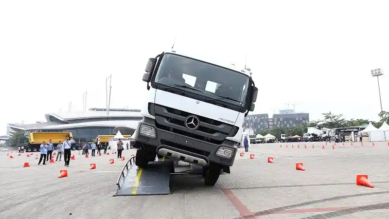 Foto - Mercedes-Benz Commercial Vehicle Expo 2017 : Pengunjung Bisa Test Drive Truk dan Bus Mercedes-Benz