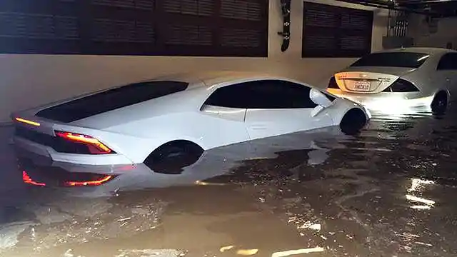 Foto - Baru Dikirim, Lamborghini Huracan Ini Terendam Banjir