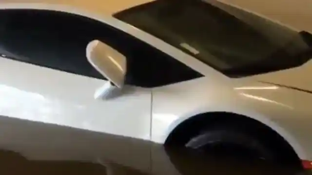 Foto - Baru Dikirim, Lamborghini Huracan Ini Terendam Banjir