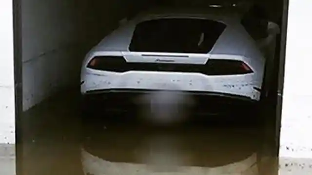 Foto - Baru Dikirim, Lamborghini Huracan Ini Terendam Banjir