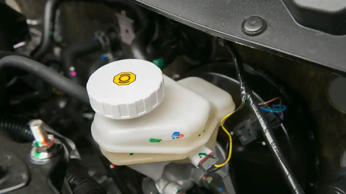 Foto - Jangan Pernah Simpan dan Pakai Minyak Rem Sisa