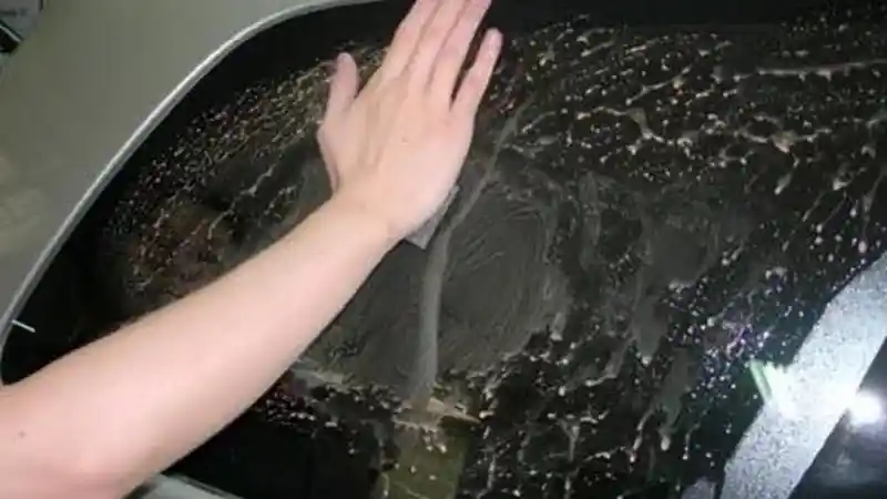 Tips - Jamur Kaca Ganggu Visibilitas Saat Hujan. Ini Kiat Simple Mengenyahkannya