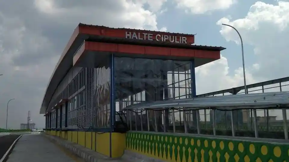 Foto - Jelang Dioperasikan Agustus Nanti, Jalan Layang Tranjakarta Koridor 13 Jalani Uji Beban