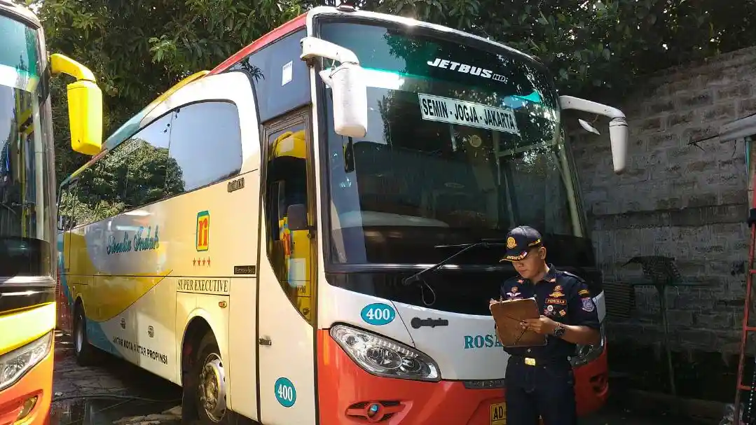 Bus - Angkutan Lebaran : Bus Ini Dilarang Berangkat karena Kaca Depan Diketahui Retak-retak