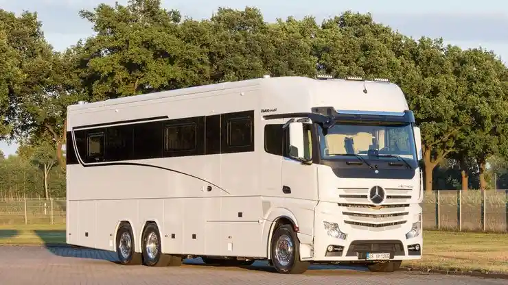 Foto - Home Bus Mewah Ini Dirakit dengan Basis Truk Mercedes-Benz Actros, Seperti Ini Penampakannya