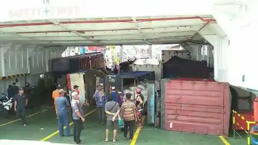 Berita - Selat Bali Mengganas Lagi, Truk yang Diangkut Kapal di Penyeberangan Ketapang-Gilimanuk Terjungkal