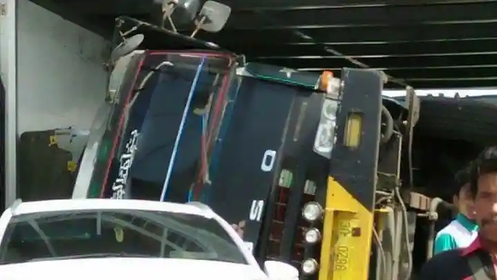 Foto - Selat Bali Mengganas Lagi, Truk yang Diangkut Kapal di Penyeberangan Ketapang-Gilimanuk Terjungkal