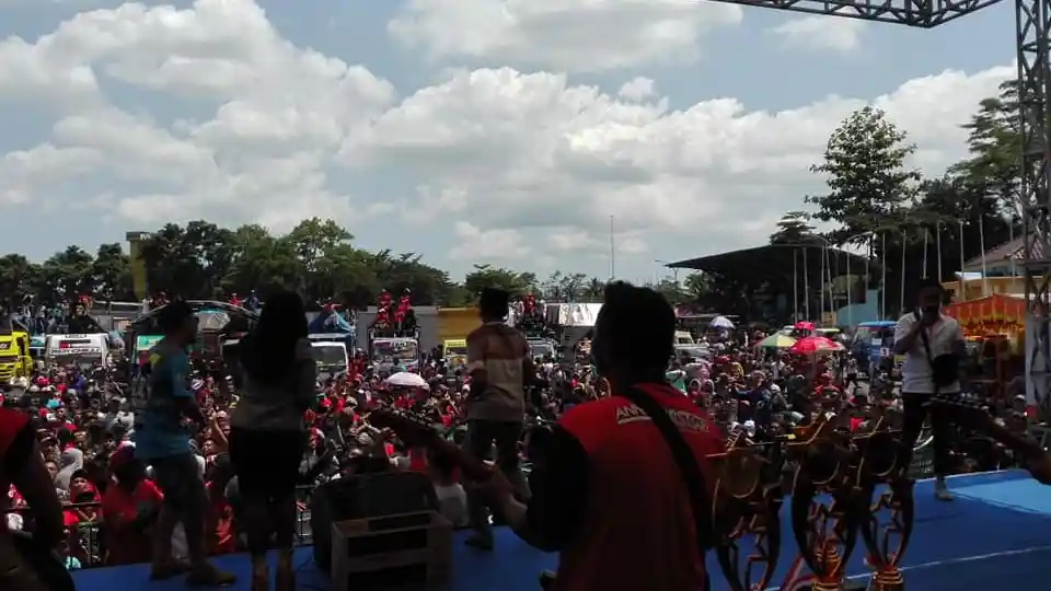 Foto - Beragam Karoseri Bak Truk Meriahkan Kopdar Perdana Komunitas Truck Malang