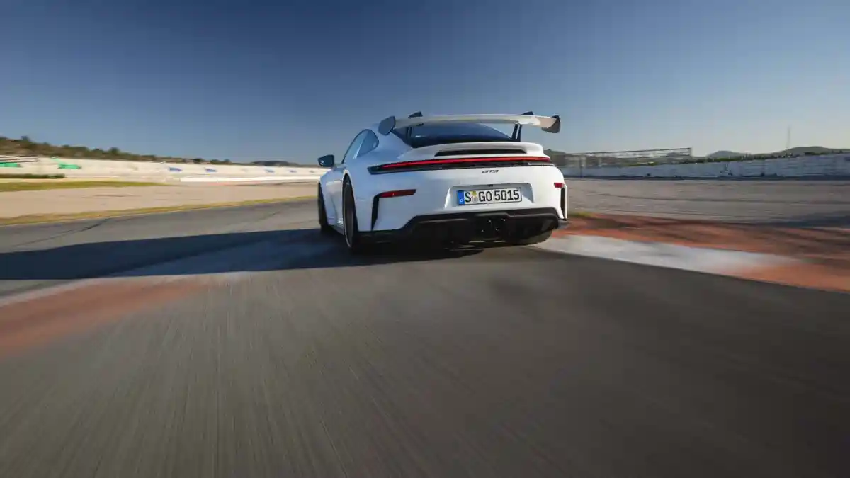 Berita - Porsche Tidak Akan Bikin 911 EV Murni