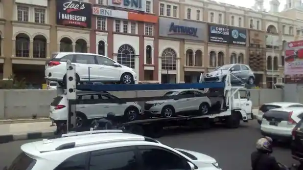 Foto - Nyangkut Kabel Listrik, Honda BR-V Baru Ini Terjatuh