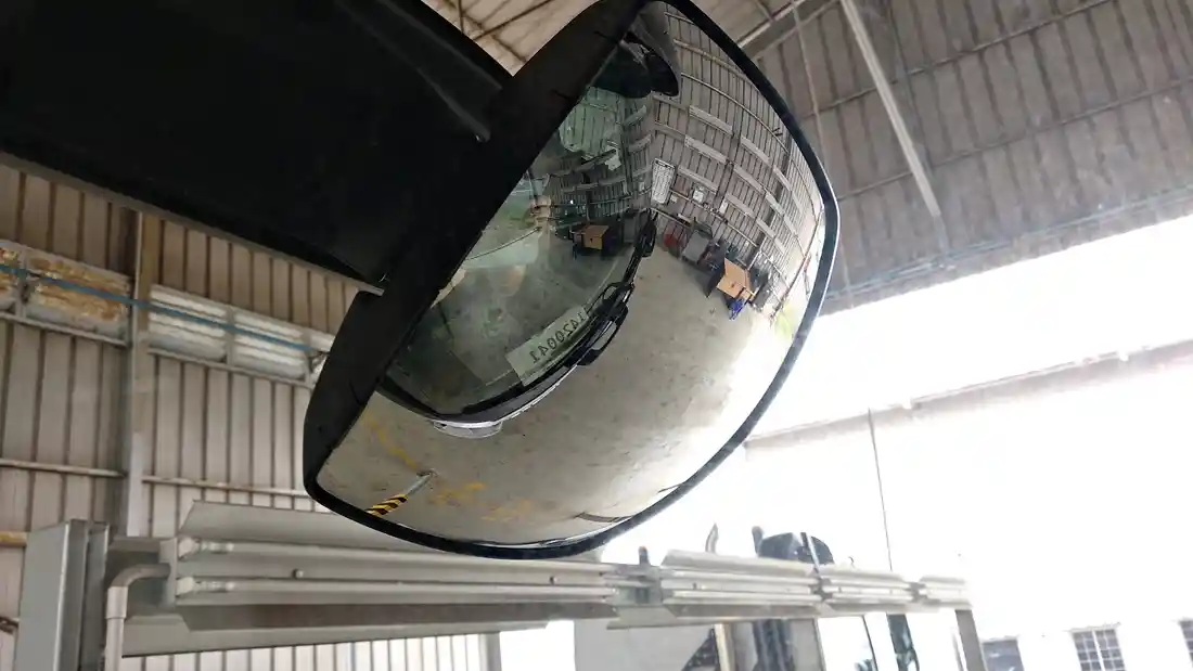 Foto - Cermati Titik Buta Di Samping Truk