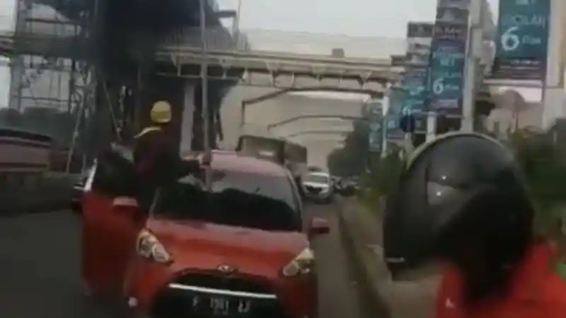 Berita - Kejatuhan Material Proyek di Jalan, Ini Tanggapan Pakar Safety Driving