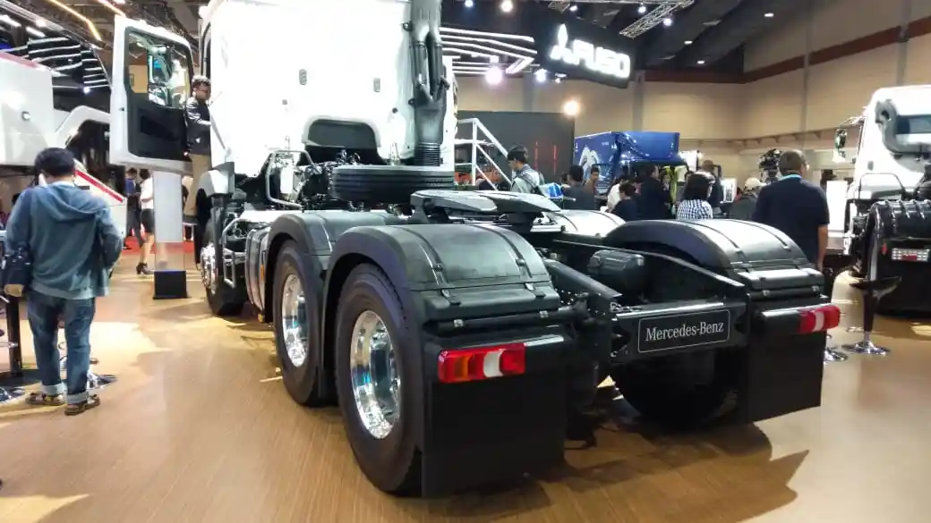Foto - Video : Mercedes-Benz Actros 3242 LS, Mantap Fitur Safety-nya