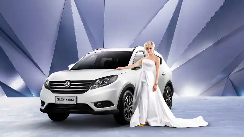 Foto - Agnez Mo Merefleksikan Kemiripan Mobil Tiongkok