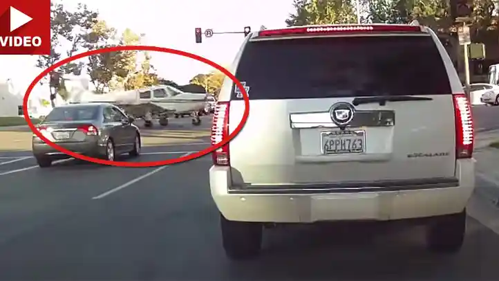 Berita - VIDEO: Pesawat Terbang Melintas Di Perempatan