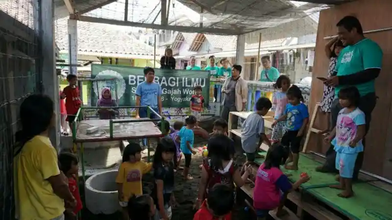 Berita - Aki Massiv Amal Berdonasi Untuk Sekolah di Bantaran Sungai Yogyakarta