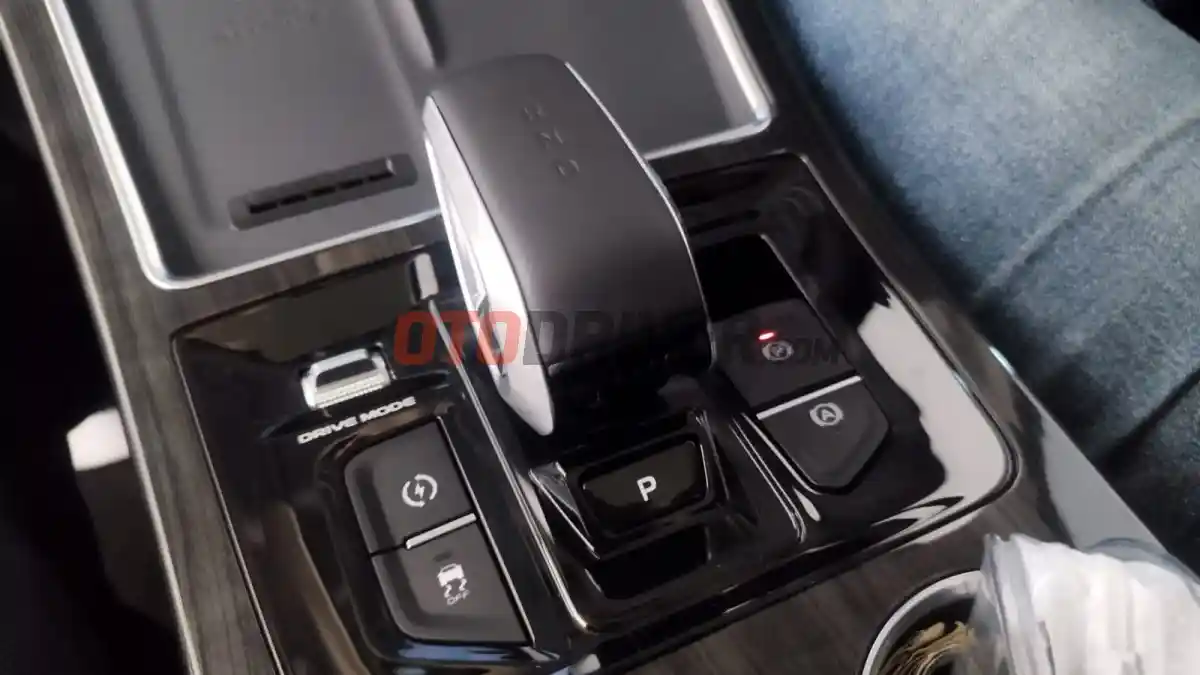 Foto - Tes Jalan Aletra L8 Sejauh 500-an Kilometer, Ruang Kabinnya Lega