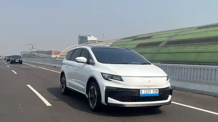 Foto - Tes Jalan Aletra L8 Sejauh 500-an Kilometer, Ruang Kabinnya Lega