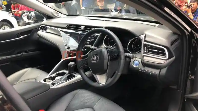 Foto - Komparasi Spek Accord VS Camry 2019