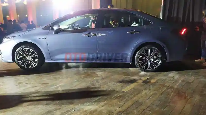 Foto - Komparasi Spek Toyota Corolla Altis VS Mazda 3 Sedan