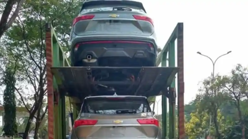 Foto - Chevrolet Captiva Hasil Rebadge Almaz Kepergok di Cikarang