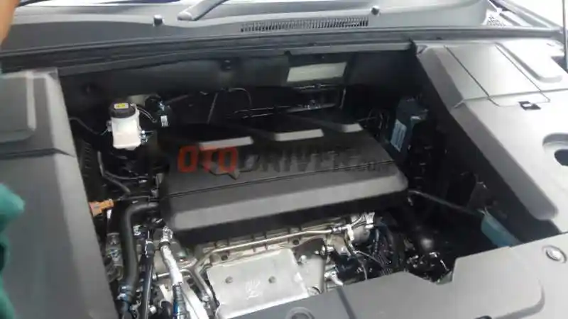 Foto - Komparasi Wuling Almaz VS Honda HR-V E CVT