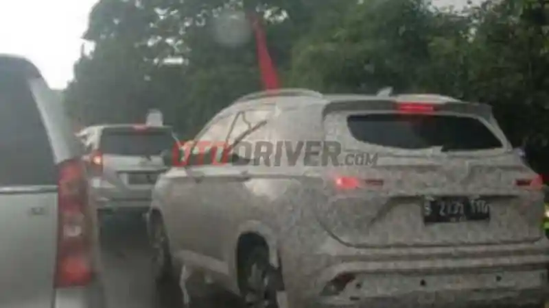 Berita - Wuling Almaz Tertangkap Kamera Tes Jalan di Kota Hujan