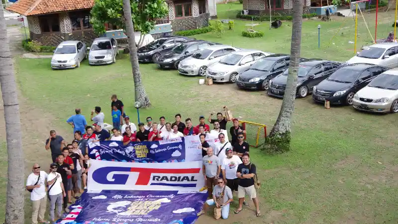 Foto - Komunitas Toyota Altis Kampanye Makan Ikan