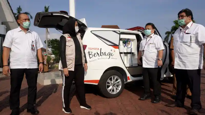 Foto - Pabrik Toyota Rajin Sumbang Innova Ambulance ke Berbagai Instansi