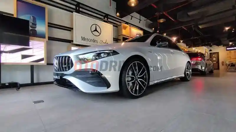 Foto - Daftar Harga MERCEDES-BENZ Terbaru (Desember 2023)
