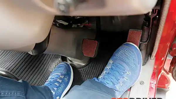 Foto - Cegah Rem Blong Setelah Melintasi Genangan