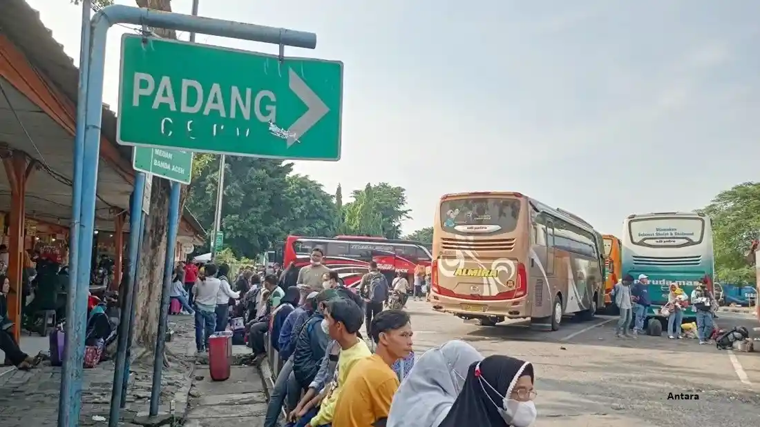 Foto - Ribuan Bus AKAP Siap Angkut Pemudik Dari Jakarta