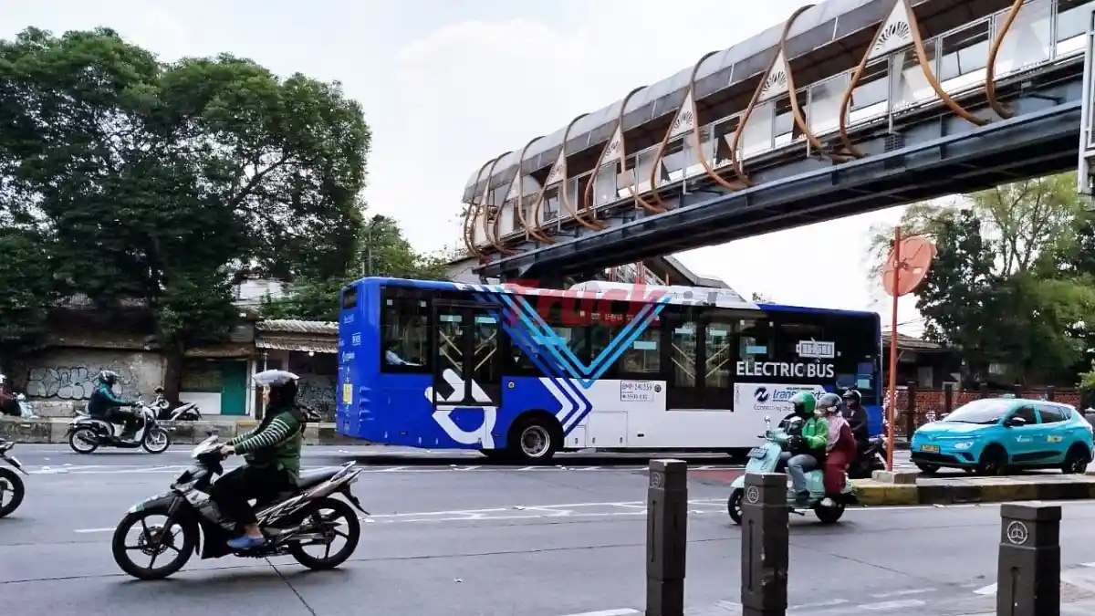 Bus - Transjakarta Akan Operasikan 10.000 Bus Listrik Sampai 2030