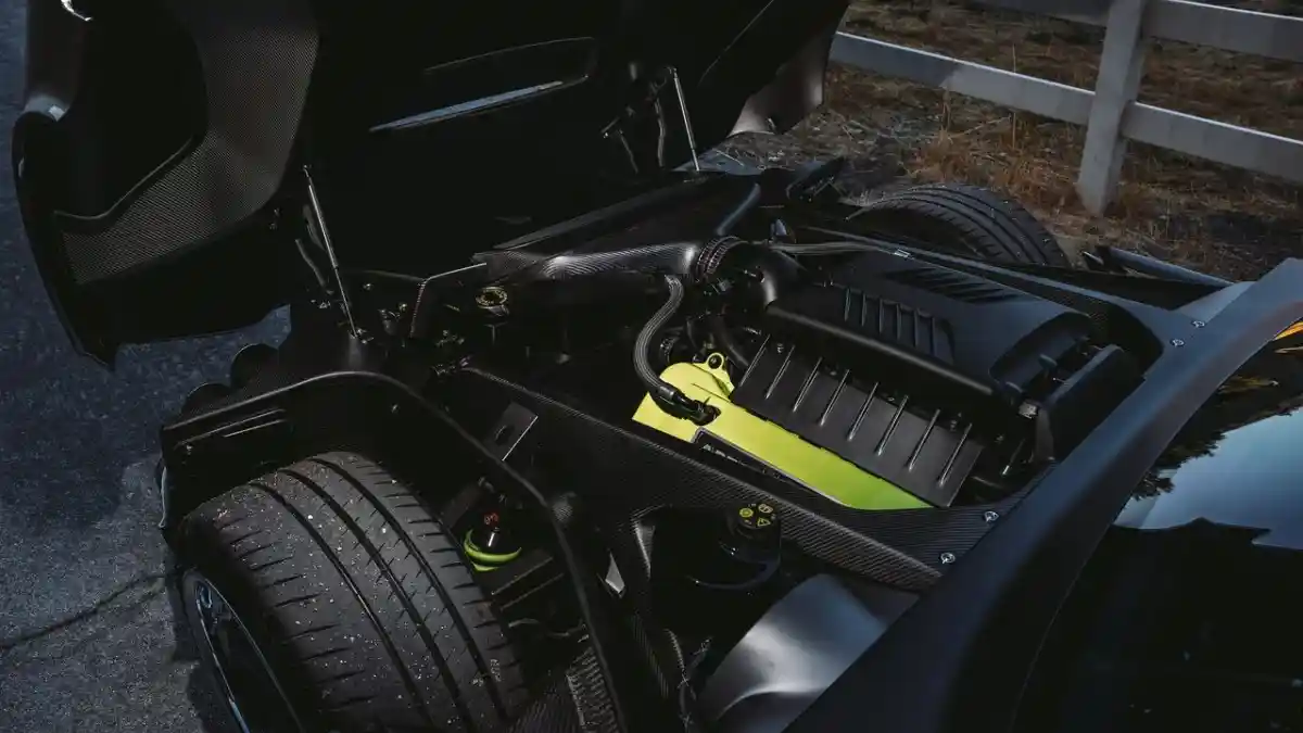 Foto - Aston Martin Ini Terlahir Kembali Dengan Nafas Amerika