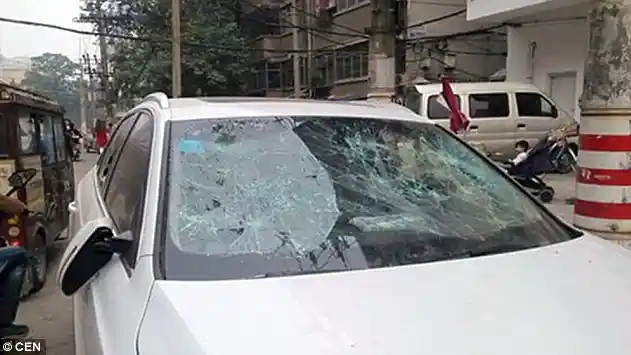 Foto - VIDEO: Kesal Dengan Suami, Wanita Cina Hancurkan Audi Q3 Baru Gres