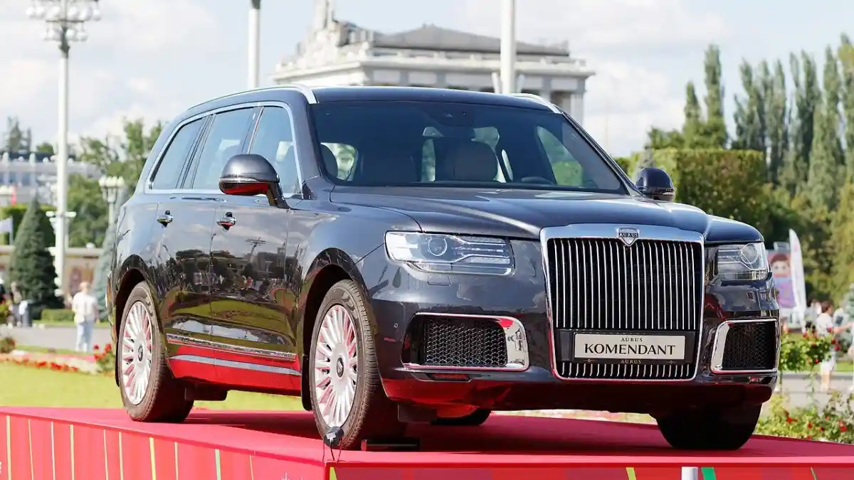 Foto - Aurus Senat Pesaing Maybach, Sedan Rusia Tunggangan Vladimir Putin