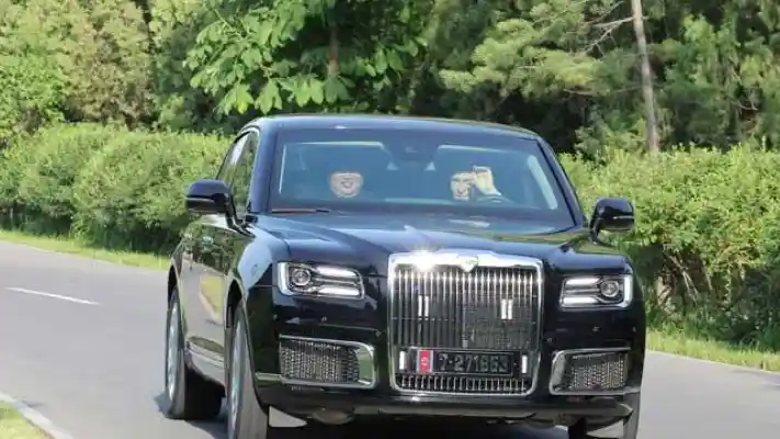 Foto - Putin Hadiahkan Aurus Limousine Untuk Kim Jong Un, Speknya Sangar
