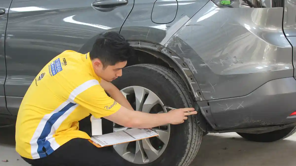 Foto - Ini Cara Adira Insurance Pastikan Bengkel Rekanannya Kerja Cepat Dan Minim Komplain