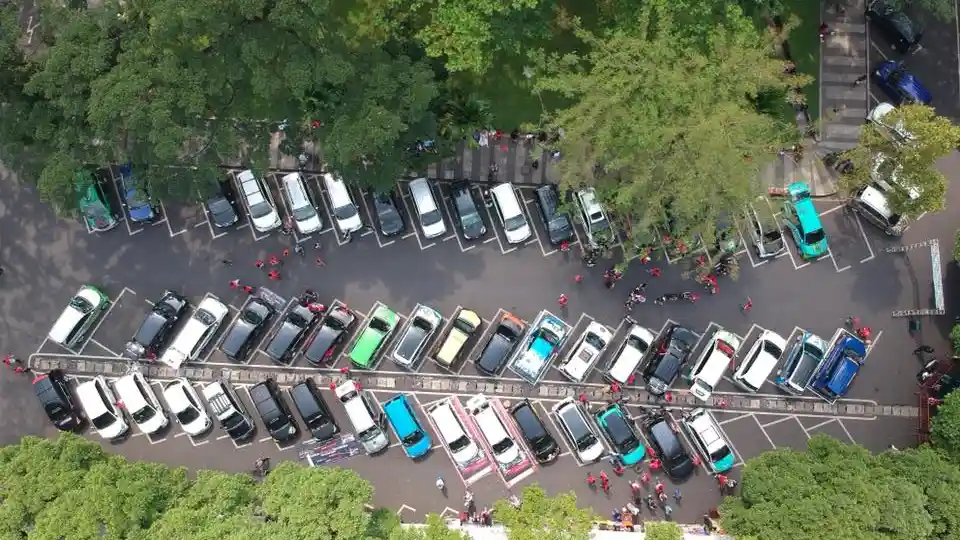 Foto - Ulang Tahun Komunitas Avanza ini Bikin Balai Kota Bandung Meriah