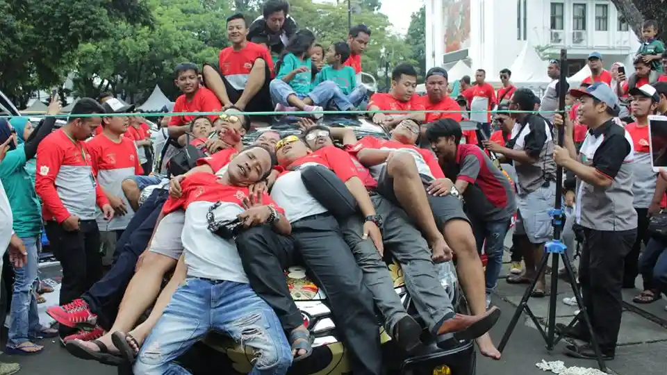 Foto - Ulang Tahun Komunitas Avanza ini Bikin Balai Kota Bandung Meriah