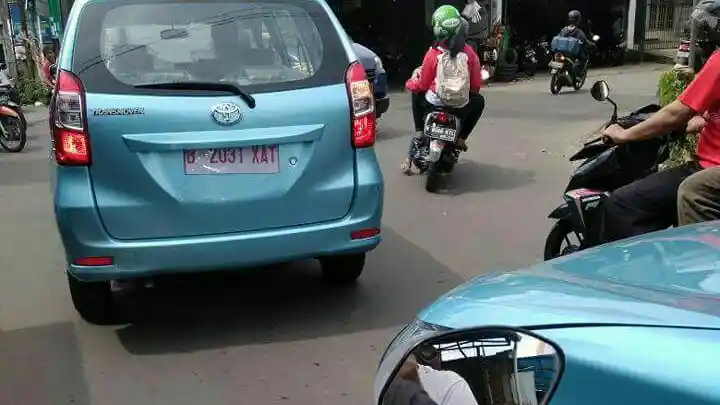 Foto - Toyota Avanza Transmover Tampak Siap Jadi Taksi 
