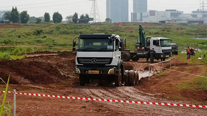 Foto - Mencoba Fitur Andalan Axor Euro4 Di Medan Off-Road