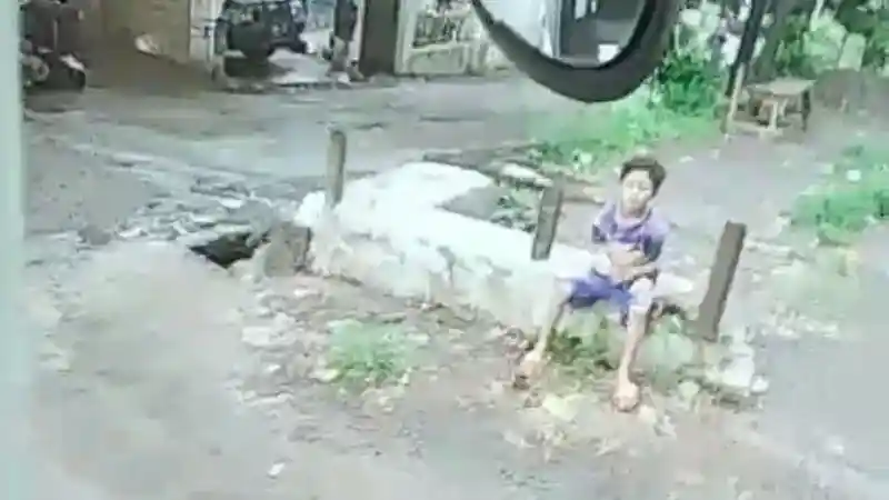 Foto - Momen Mengharukan! Pertemuan Supir Bus Antarkota dan Anaknya Yang Menunggu Di Pinggir Jalan