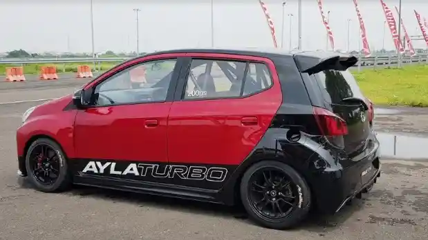 Foto - Daihatsu Ayla Turbo Untuk Pertama Kalinya Cicipi Aspal Sirkuit