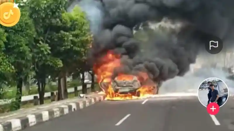 Foto - Melihat Beberapa Kemungkinan Baleno Hatchback Terbakar, Padahal Baru Keluar Dealer 