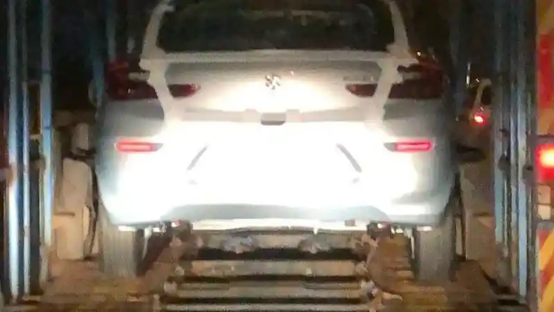 Foto - Suzuki Baleno Baru Siap Meluncur Di Indonesia