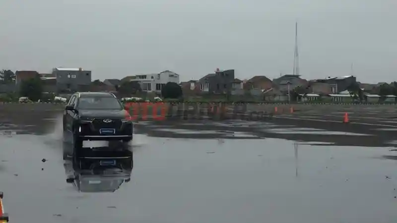 Foto - Mulai Memasukki Musim Penghujan, Sudah Cek Kondisi Ban Mobil Anda?